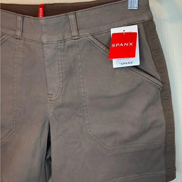 New SPANX Women's Twill 6 inch Shorts Smoke Size Medium - Picture 2 of 5